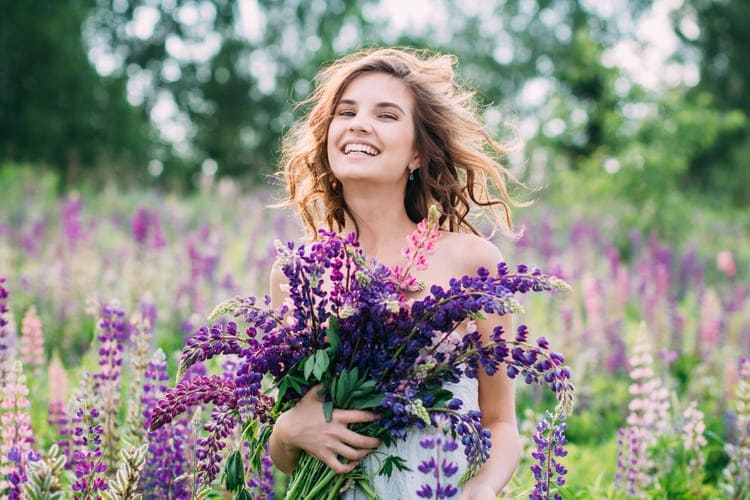 радостная девушка с цветами
